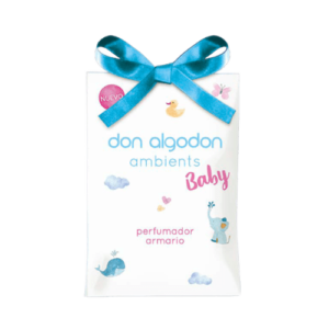 Ambientador Armario Baby Don Algodón colgado en un armario, perfumando la ropa con su fragancia empolvada y fresca.