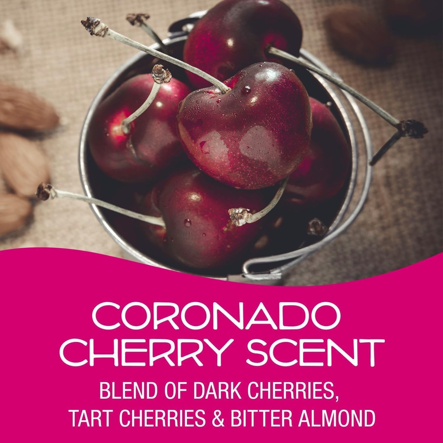 Unas cerezas frescas junto al ambientador CAR SCENTS Coronado Cherry, resaltando su dulce y duradero aroma.